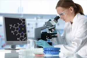 Mitarbeiterin der Dr. Schittenhelm Pharma bei der Studie zu alternativen Heilmethoden